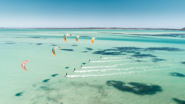 Comment organiser un camping pour une expédition de kitesurf en bord de mer?