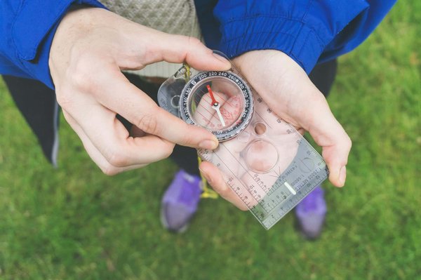 Quelles croisières offrent des excursions pour explorer les grottes marines en Irlande?